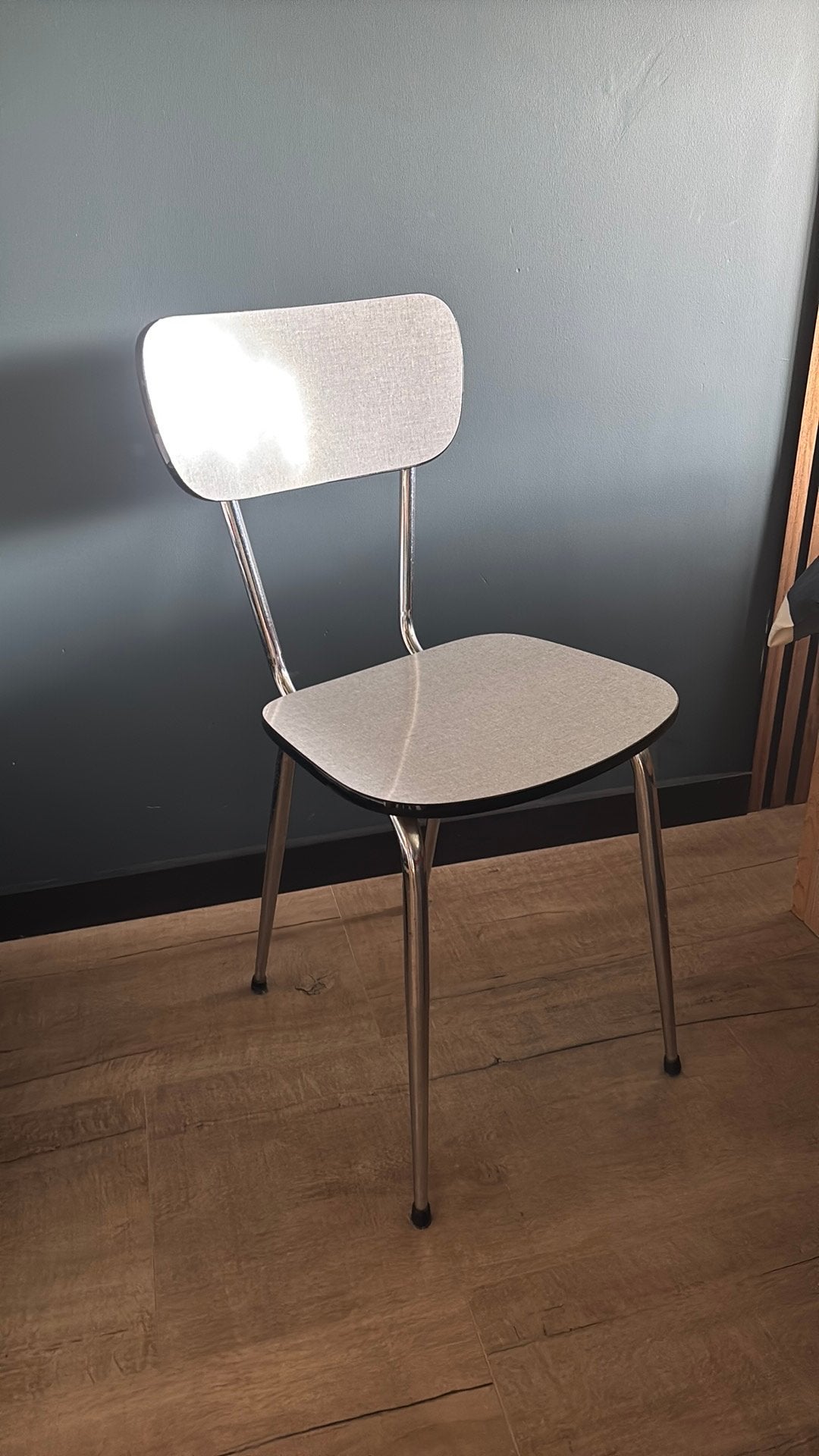 Leuke retro vintage stoel lichtgrijs, Ophalen, Zo goed als nieuw, Grijs, Eén