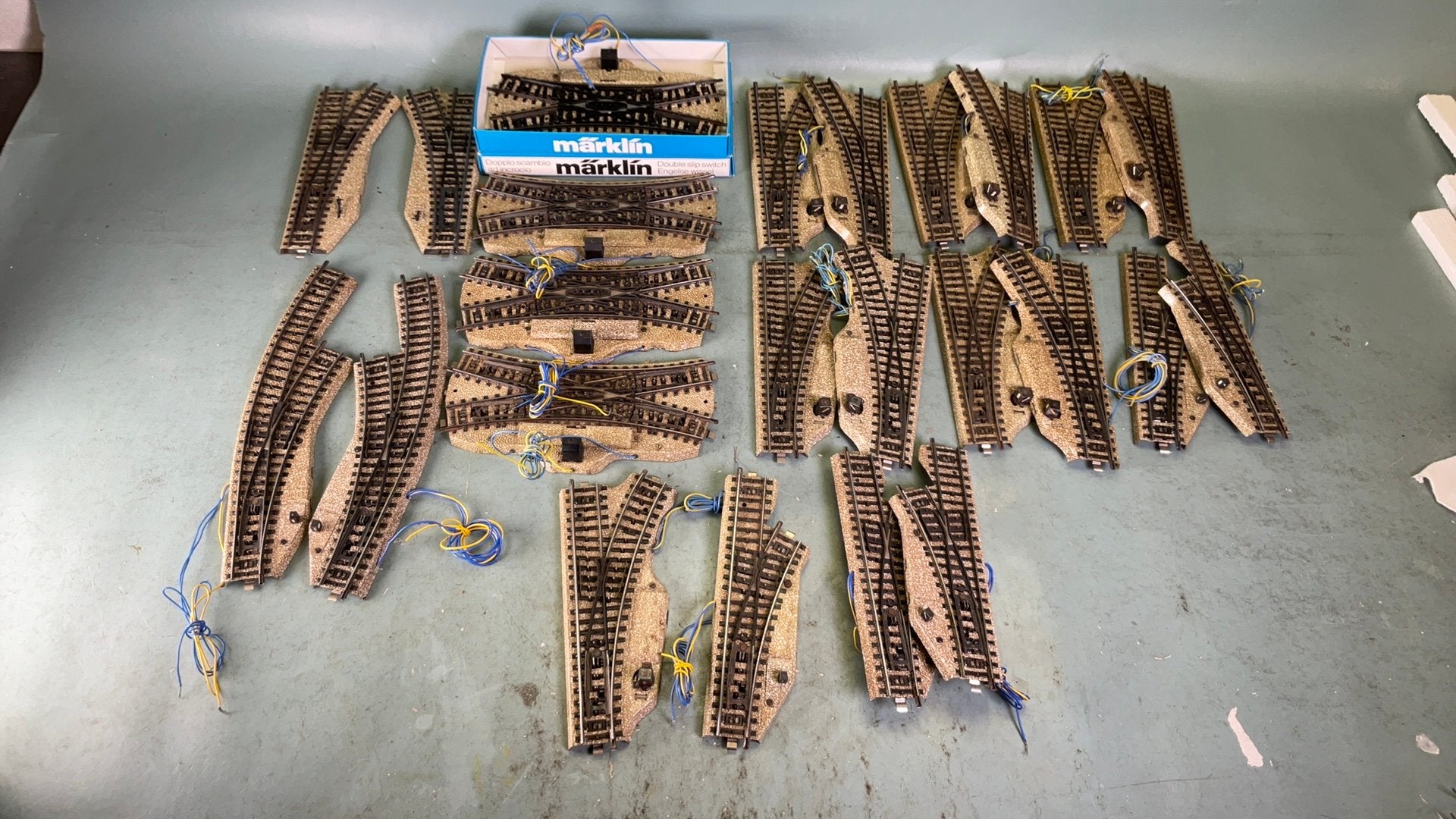 MARKLIN HO 22 Elektrische wissels + 2 Handwissels. M rail., Hobby en Vrije tijd, Modeltreinen | H0, Wisselstroom, Gebruikt, Rails