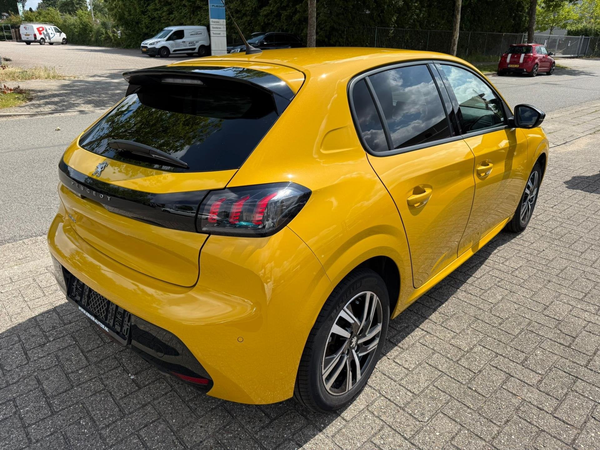Peugeot 208 1.2 PureTech Allure 100PK, Navi Dealer auto, Voorwielaandrijving, 101 pk, Leder en Stof, Handgeschakeld