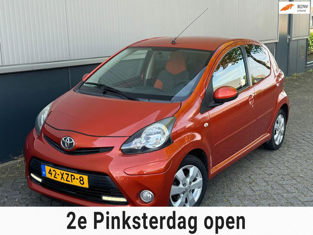 Toyota Aygo 1.0 VVT-i Dynamic Orange facelift Airco Nieuwe a, Auto's, Toyota, Bedrijf, Te koop, Aygo, ABS, Airbags, Airconditioning