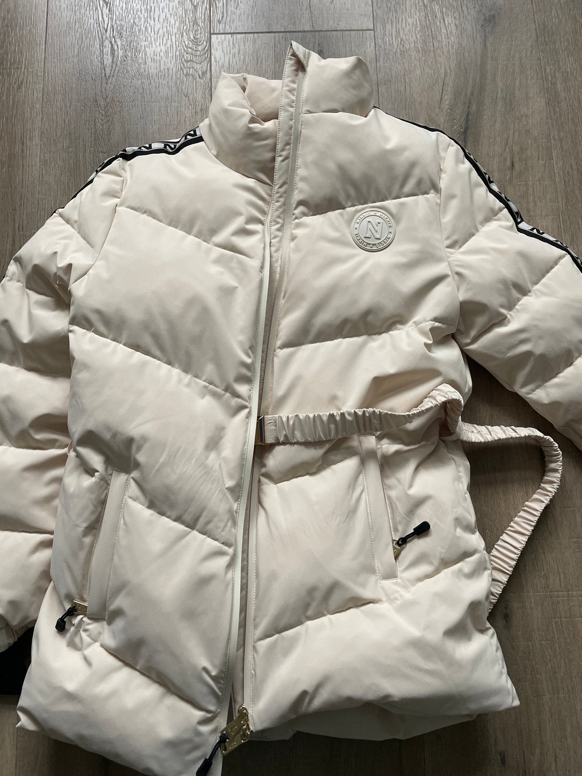 Nikkie Puffer ski Jas Crème Maat 34 (XS) - Zo goed als nieuw, Kleding | Dames, Ophalen of Verzenden, Zo goed als nieuw, Maat 34 (XS) of kleiner