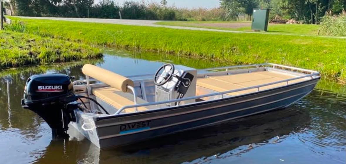 Plat bodem boot QWEST, Watersport en Boten, Sloepen, Gebruikt, Afdekzeil, Kussenset, Zonnedek, Benzine, Aluminium, Buitenboordmotor
