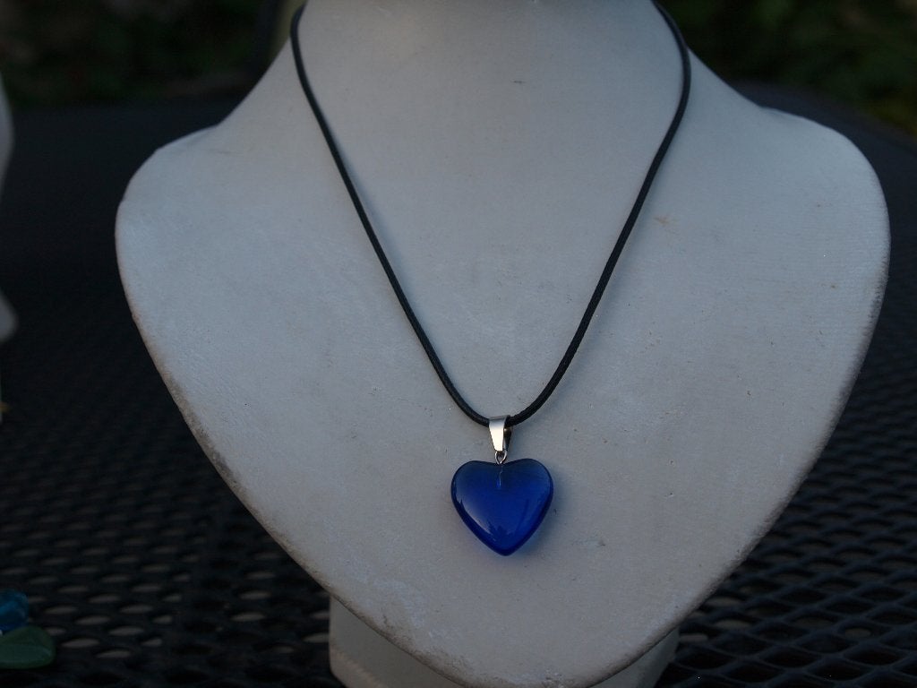 zwarte ketting met donkerblauw hartje 20x20mm, Ophalen of Verzenden, Nieuw, Blauw, Overige materialen