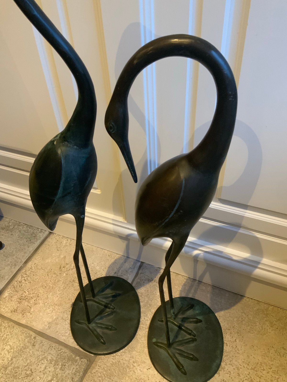 Set van twee bronzen kraanvogel beelden, Antiek en Kunst, Kunst | Beelden en Houtsnijwerken, Beeld, Bruin, Vogel, 50 - 100 cm