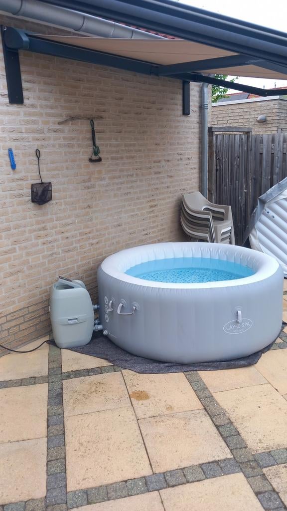 Nieuwe Lay-Z-Spa met pomp en afdekzeil, Ophalen of Verzenden, Nieuw, Afdekzeil, Opblaasbaar