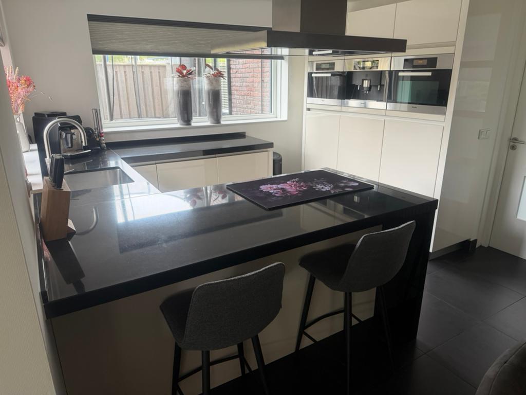 Moderne u-keuken met kastenwand hoogglans wit, Huis en Inrichting, Keuken | Complete keukens, Ophalen, U-keuken, Wit, Graniet of Steen