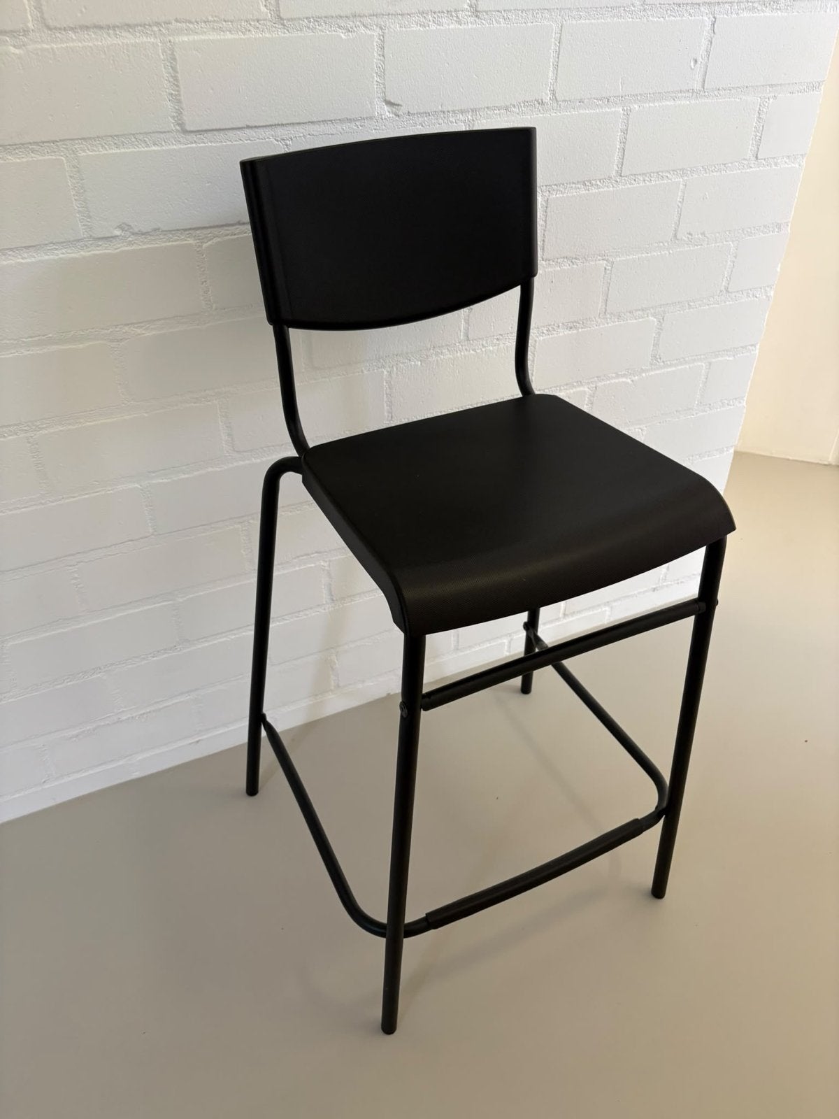 Zwarte  ikea barkruk met rugleuning
