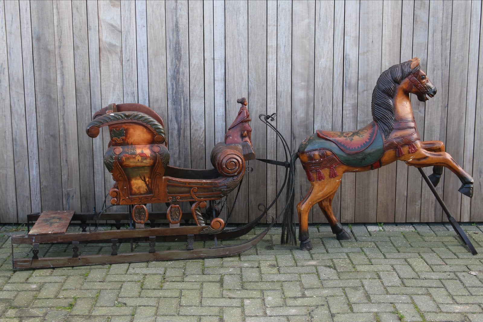 Antieke houten slee met paard, Ophalen
