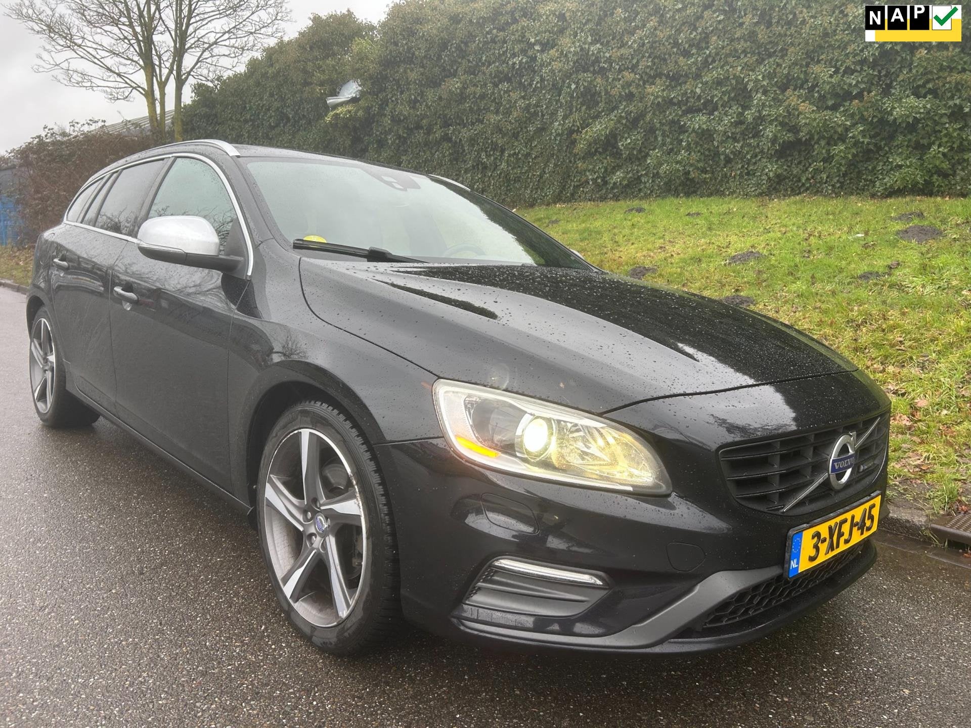 Volvo V60 2.0 D4 R-Design - Xenon - Leder - Navi - Automaat, Auto's, Euro 5, 1502 kg, Zwart, 4 cilinders