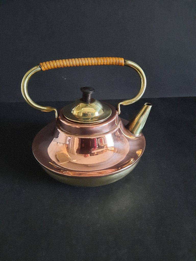 Roodkoperen keteltje met rotan hengsel, Ophalen of Verzenden, Koper
