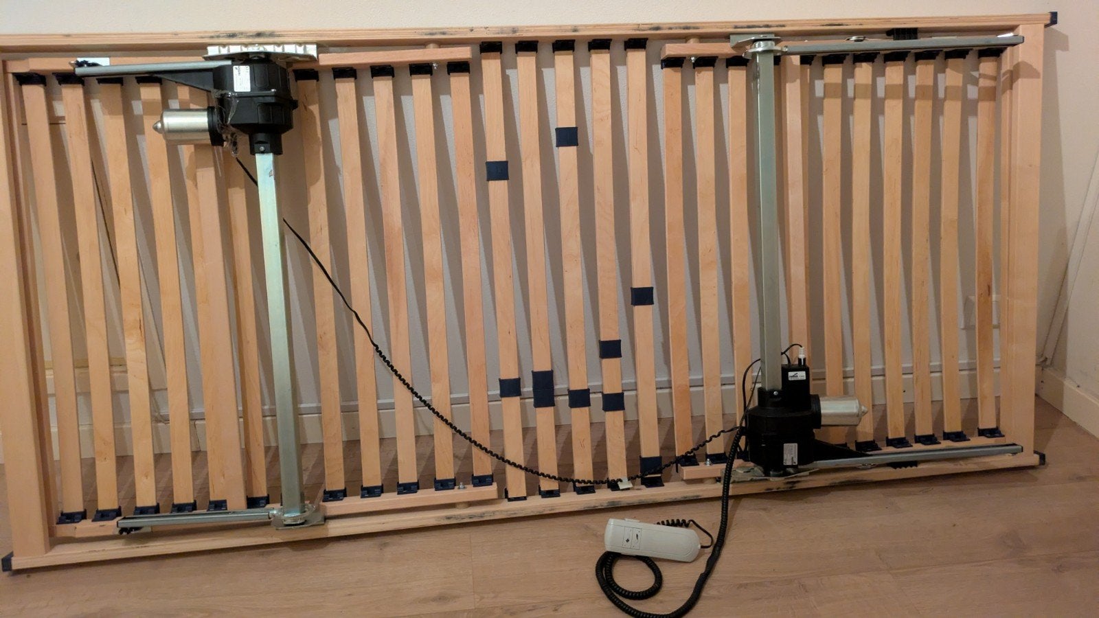 Twee stevige lattenbodems (waarvan 1 electr.), Gebruikt, 90 cm, Tweepersoons, Ophalen of Verzenden