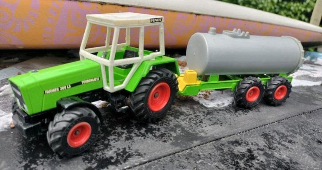 Flinke SIKU FENDT TRACTOR MET TANK AANHANGER, Ophalen of Verzenden, Gebruikt, Tractor of Landbouw, SIKU