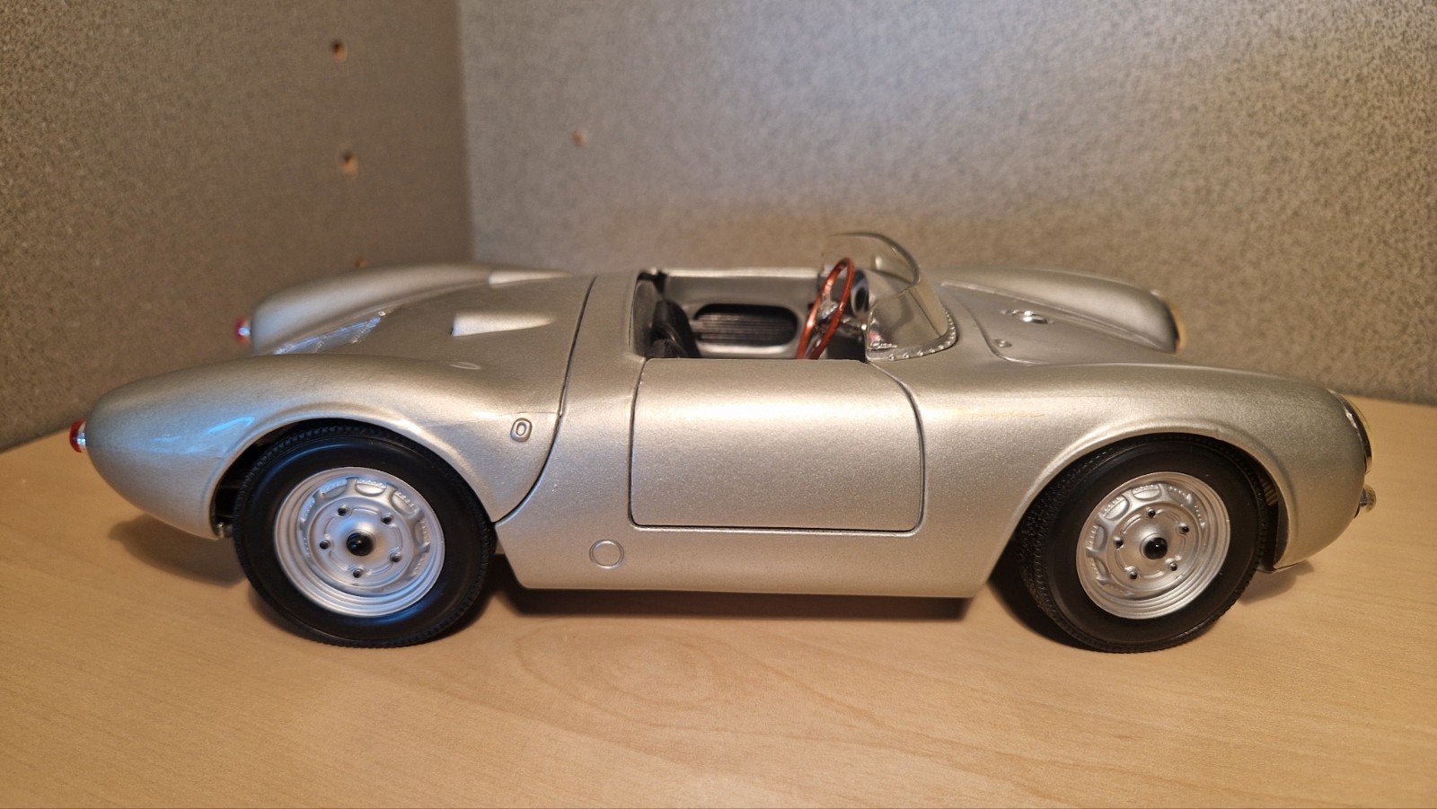 Gedetailleerd model Porsche 550 Spyder - Zilver, Hobby en Vrije tijd, Modelauto's | 1:18, Ophalen of Verzenden