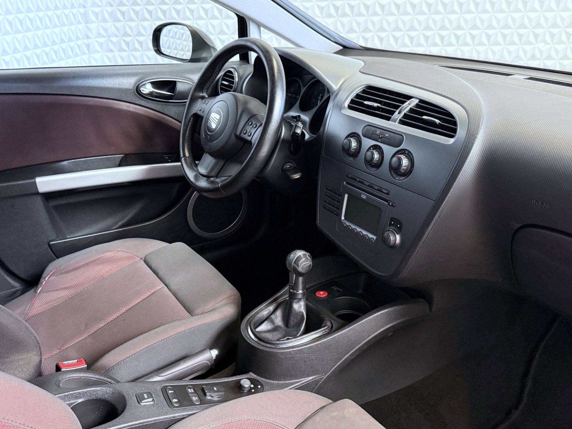 Seat Leon 1.6 Airco Cruise Trekhaak + APK t/m 07-2027 (2007), Auto's, Gebruikt, 4 cilinders, Leon, Zwart