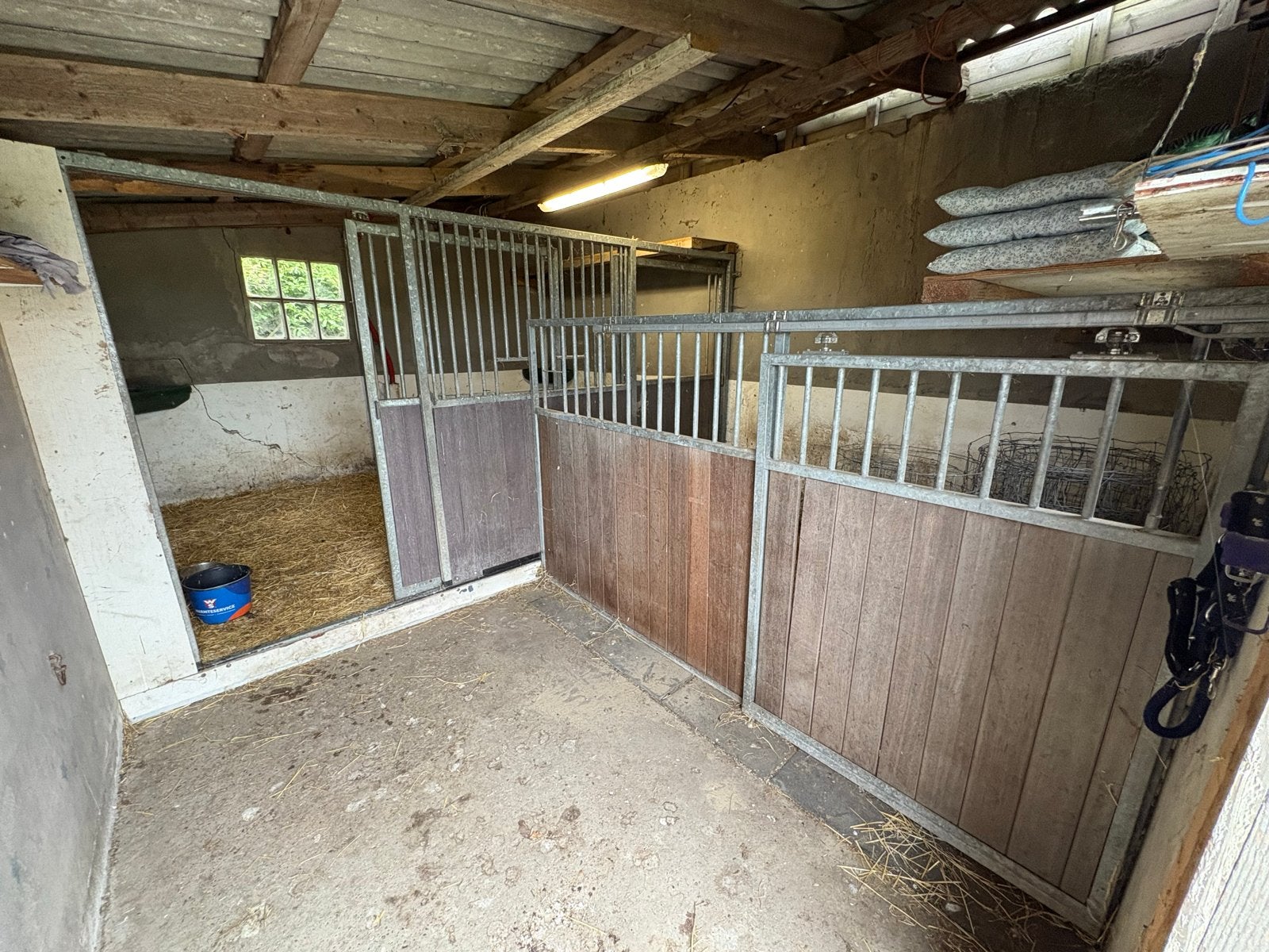 Staldeur/wand, Stalling, 4 paarden of pony's of meer