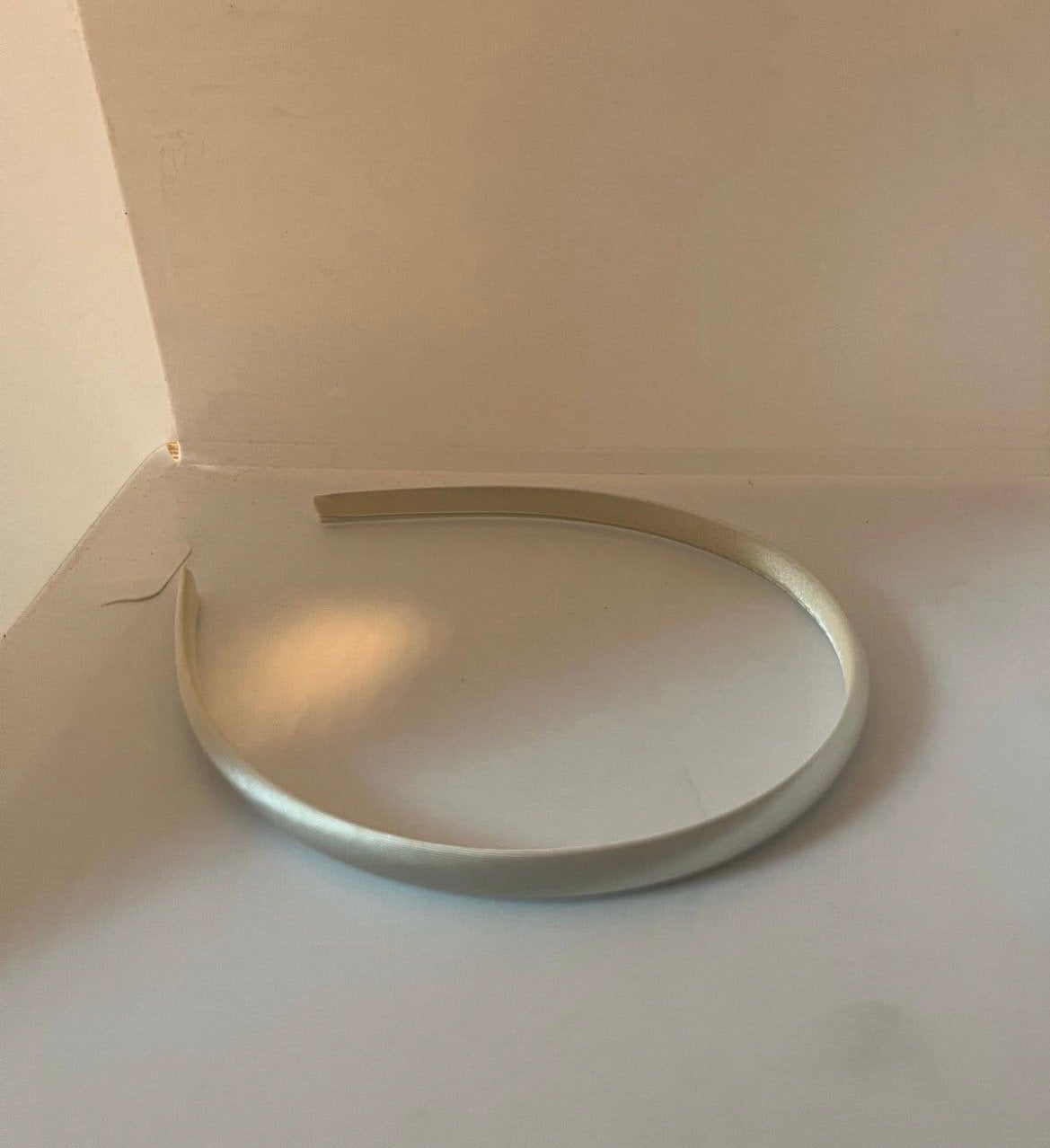 Nieuwe zilverkleurige Haarband - Eenvoudig en Stijlvol, Kleding | Dames, Overige Dameskleding, Verzenden, Nieuw