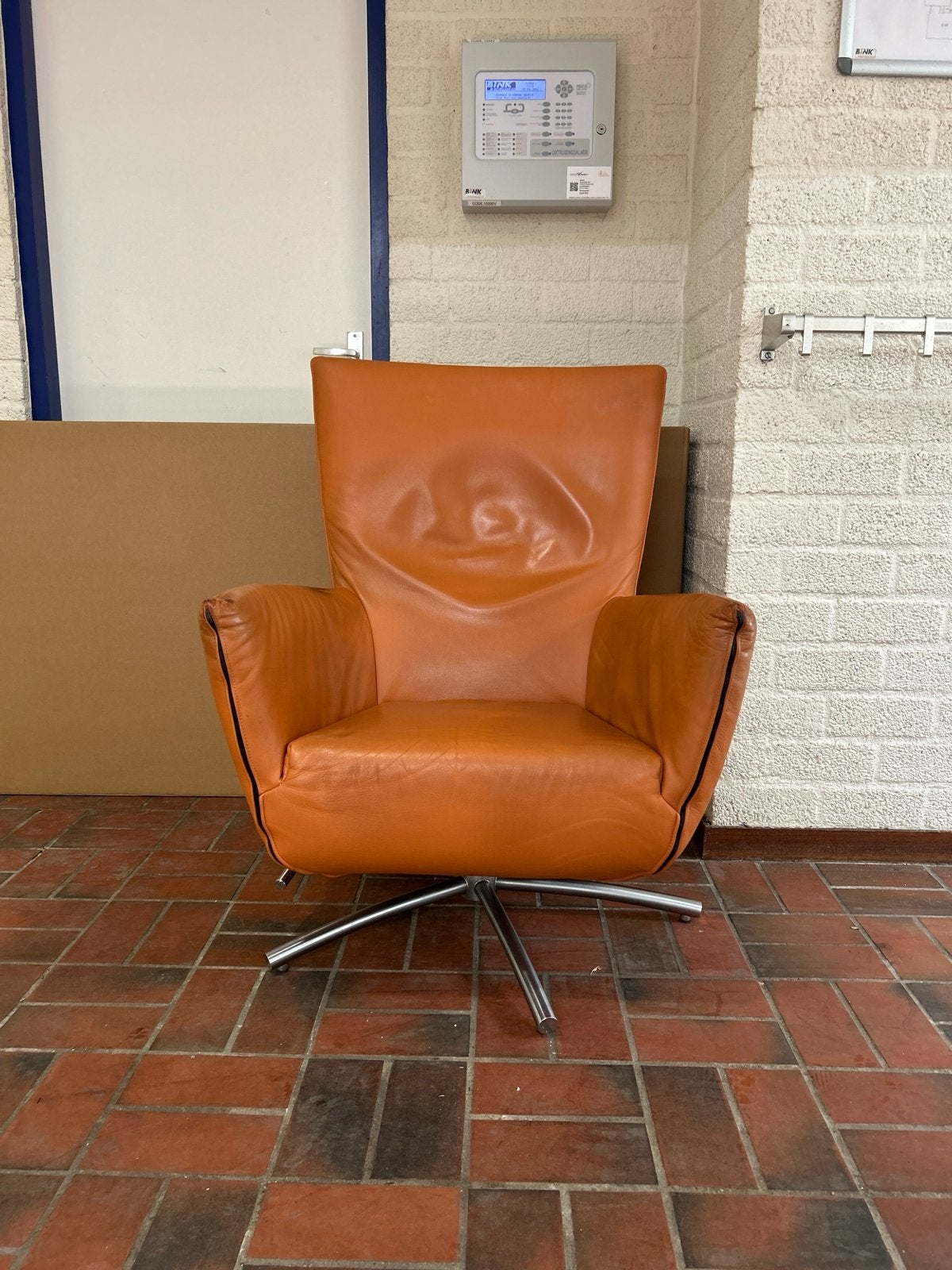 LABEL Vandenberg design draaifauteuil – Cognac leer, Huis en Inrichting, Fauteuils, Ophalen, Minder dan 75 cm, Luxe, Leer