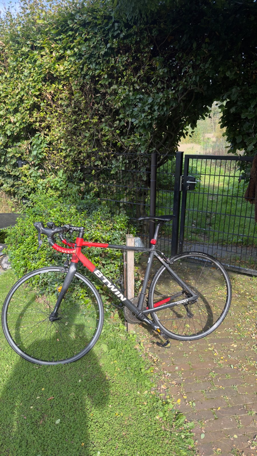 B'Twin Triban 520 racefiets met lekke banden, 28 inch, Gebruikt, Aluminium, 15 tot 20 versnellingen