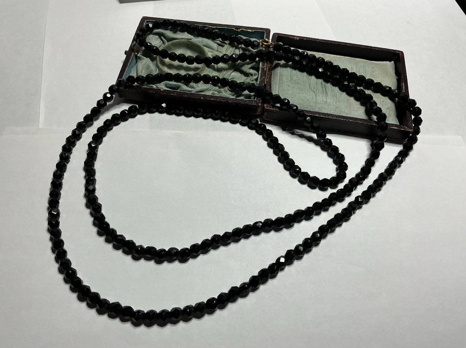 OUD LANG KLEDERDRACHT COLLIER MET FACET GESLEPEN GITTEN, Ophalen of Verzenden, Overige materialen, Ketting