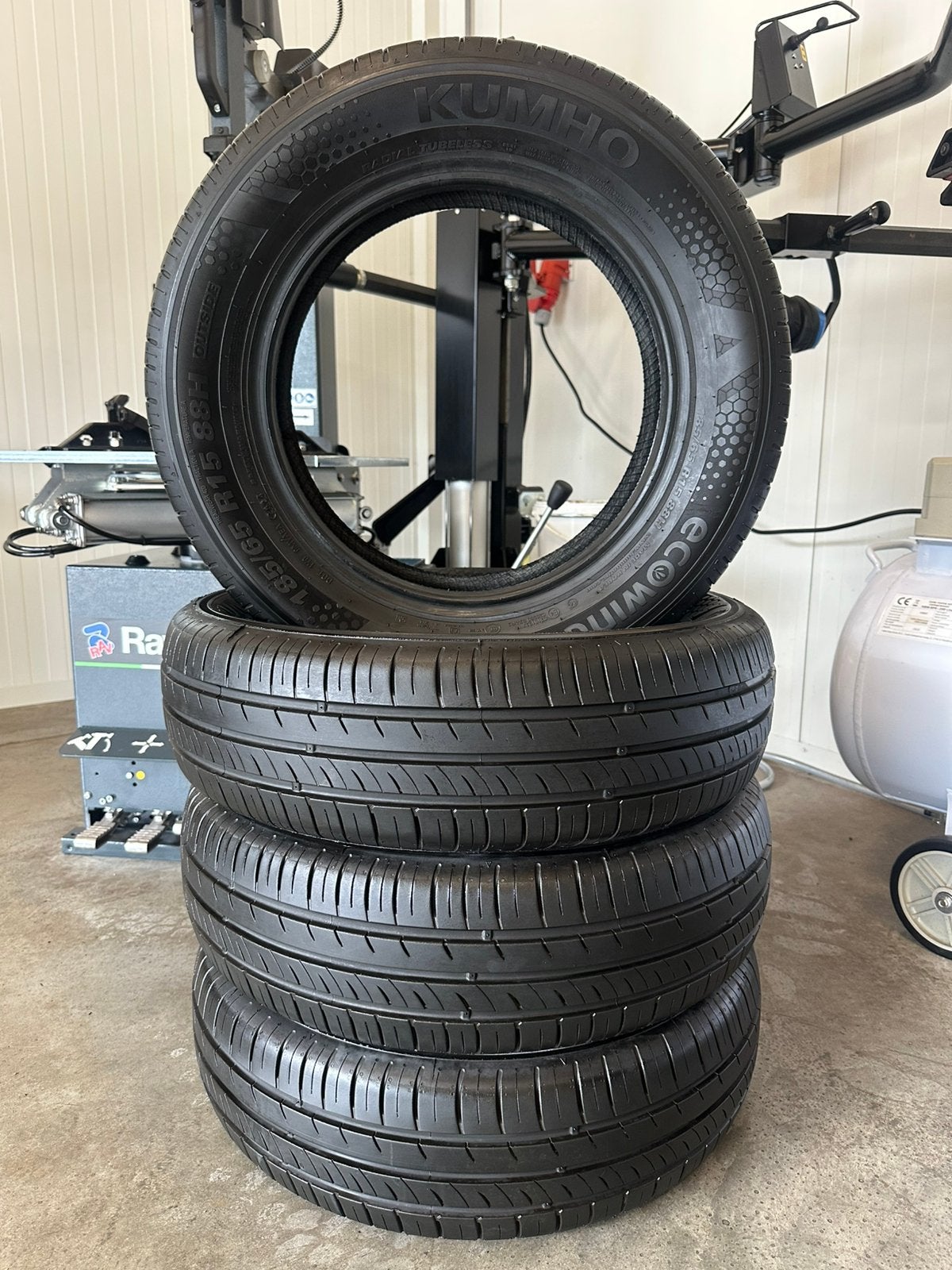 4 Stuks Kumho 185 65 15 Zomerbanden Inclusief Montage, Auto-onderdelen, Banden en Velgen, 15 inch, Nieuw, 185/65 R15, Zomerbanden