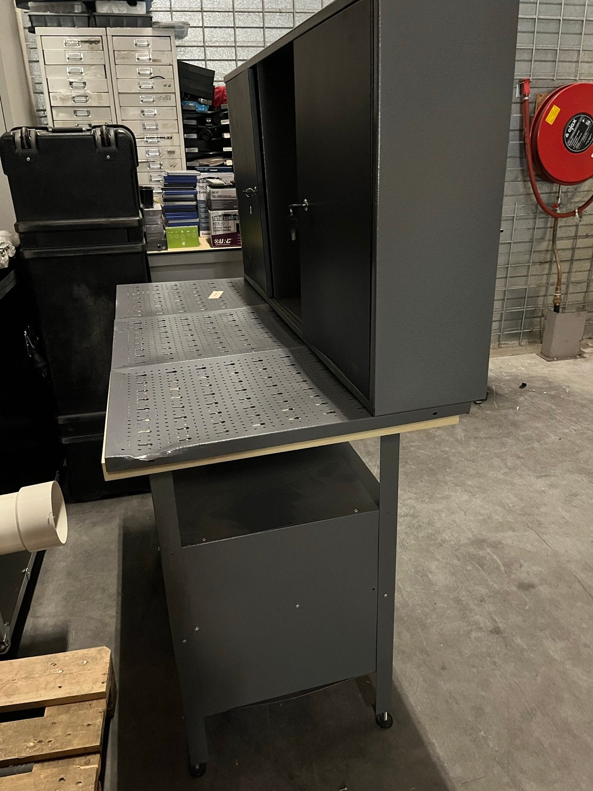 Werkbank met opbergkasten en gereedschapswand, Ophalen, Gebruikt, Hbm, Kast