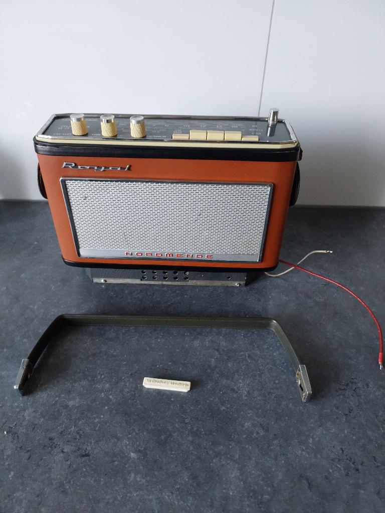 Nordmende Royal Radio Picknick + Autohouder VW Oldtimer, Audio, Tv en Foto, Radio's, Gebruikt, Transistorradio, Ophalen of Verzenden