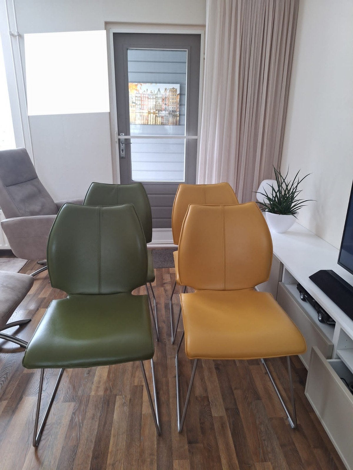 4 Moderne, Leren, Eetkamerstoelen Groen/ Okergeel. Per stoel, Huis en Inrichting, Stoelen, Ophalen, Overige kleuren, Zo goed als nieuw
