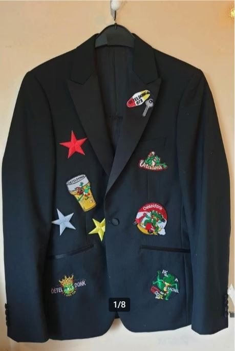 Leuk zwart OETELDONK/DEN BOSCH jas met emblemen (31a), Carnaval, Ophalen of Verzenden, Zo goed als nieuw, Kleding
