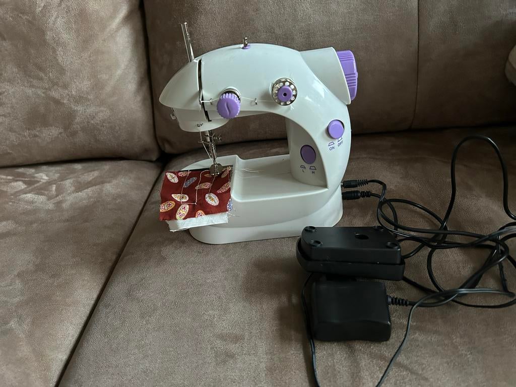 Mini naaimachine - voor kleine klusjes en voor kinderen, Hobby en Vrije tijd, Naaimachines en Toebehoren, Zo goed als nieuw, Naaimachine