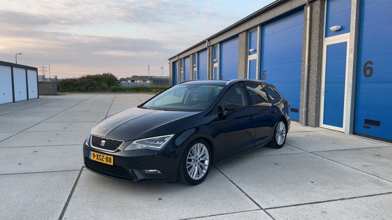 Seat Leon 1.6 TDI 110pk 2014 Zwart, Auto's, Voorwielaandrijving, Euro 5, Automatische klimaatregeling, Zwart