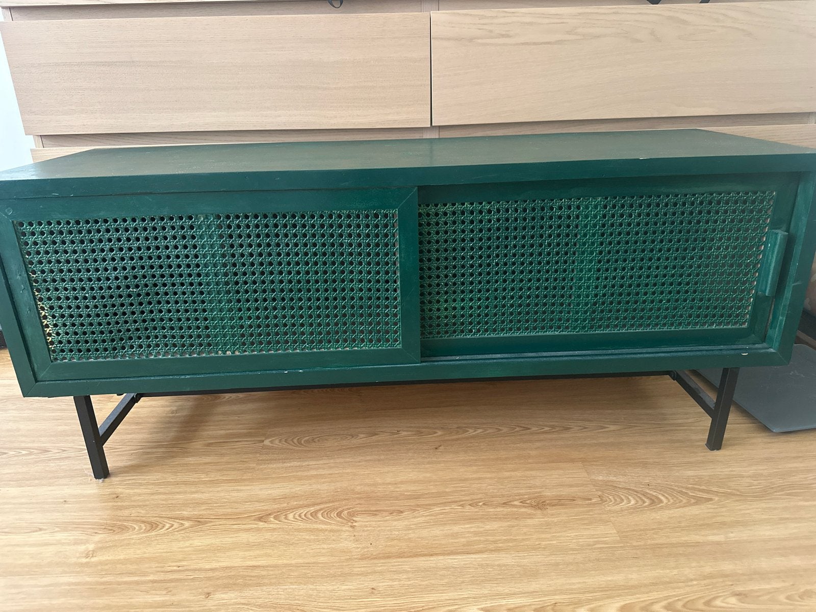 GRATIS - Groene TV-meubel met rotan schuifdeuren, Ophalen, Gebruikt, 100 tot 150 cm, Minder dan 100 cm