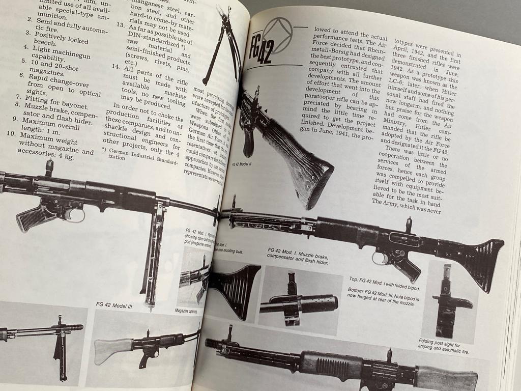 The international Arms Review no. 1, Ophalen of Verzenden, Overige soorten, Nederland, Boek of Tijdschrift
