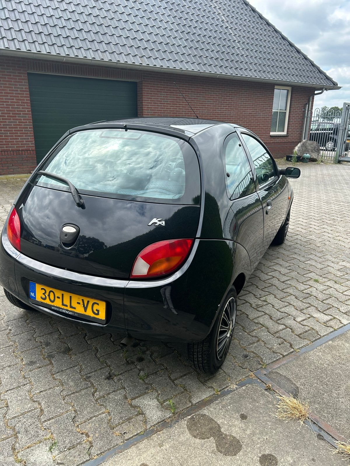 Ford Ka 1.3 I 44KW 2003 Zwart, Auto's, Ford, Voorwielaandrijving, 1299 cc, 15 km/l, 31 €/maand