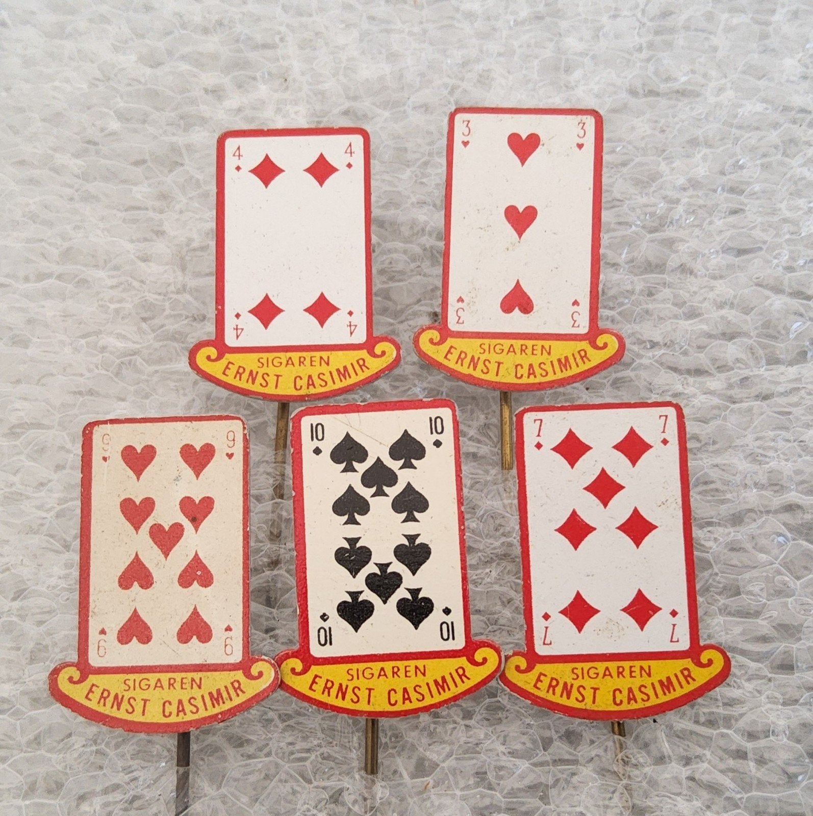 5 vintage speldjes Sigaren Ernst Casimir speelkaarten, Verzamelen, Ophalen of Verzenden, Gebruikt, Overige onderwerpen, Speldje of Pin