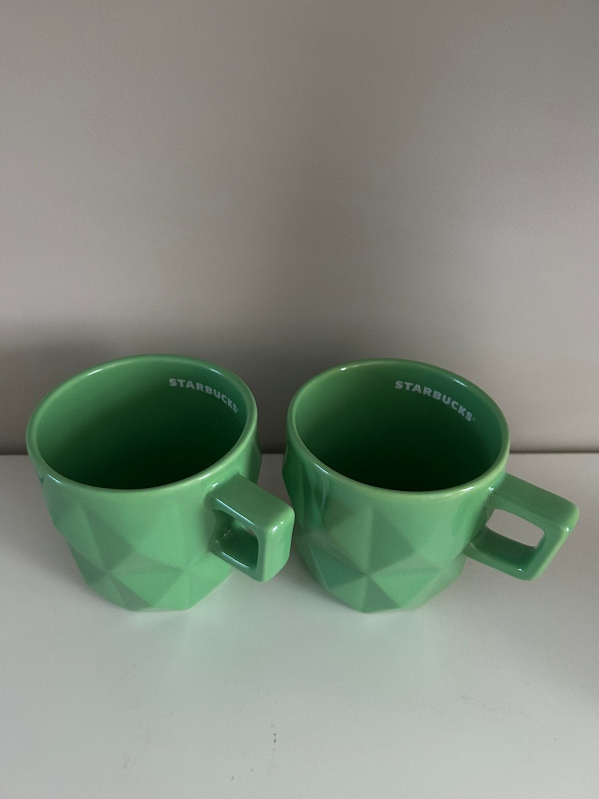 2x groene starbucks mok met relief, Ophalen, Zo goed als nieuw, Overige stijlen, Kop(pen) en/of Schotel(s)
