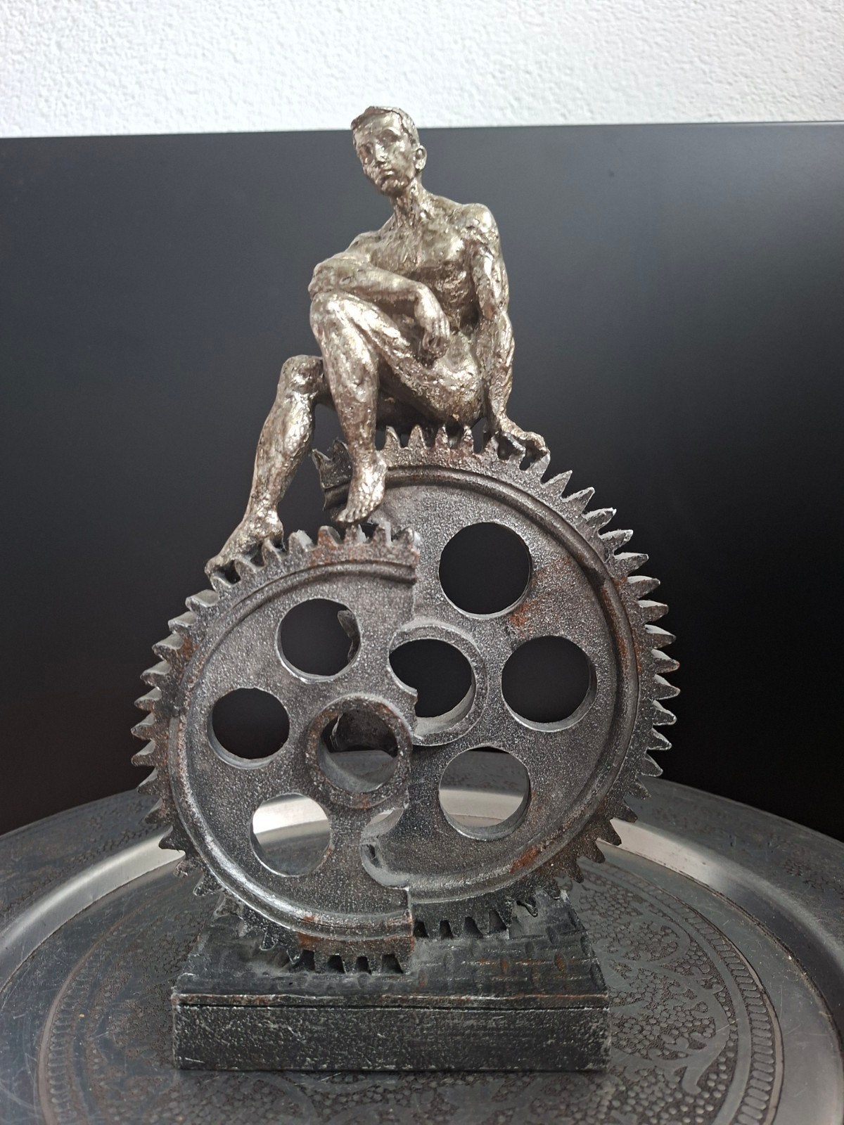Formano sculptuur: Man op tandwiel - Modern design, Ophalen of Verzenden, Beeld, Modern, Man