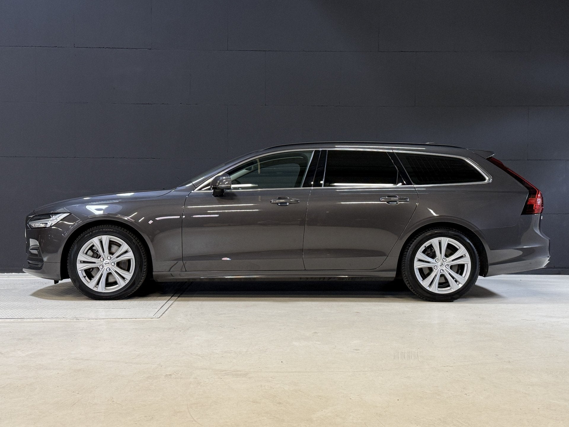 Volvo V90 2.0 B4 Momentum Business | Keyless | Trekhaak | Ap, 15 km/l, 4 cilinders, 1731 kg, Hybride Elektrisch/Benzine