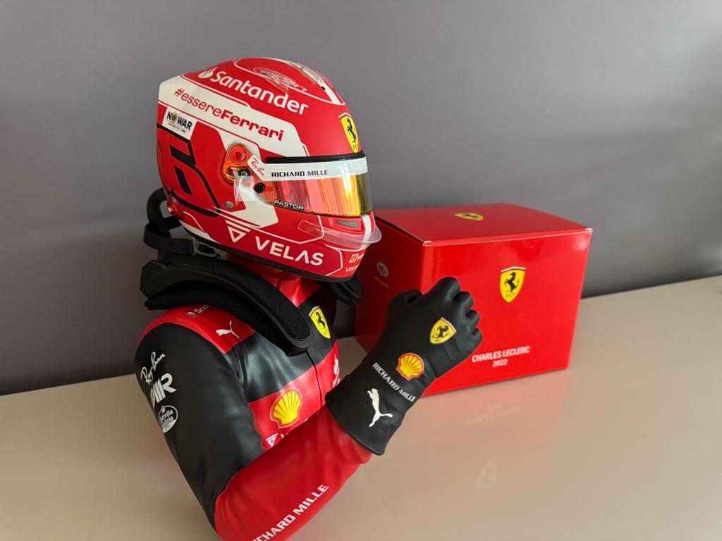 Winnaar Bahrein 2022 1:2 Helm + Buste + Hans Leclerc Ferrari, Ophalen of Verzenden, Zo goed als nieuw, Formule 1