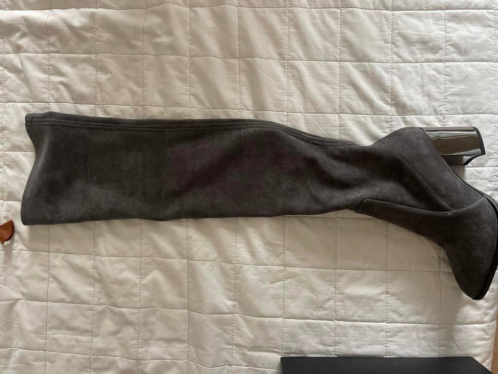 Grijze overknee laarzen met blokhak - Maat 36, Kleding | Dames, Schoenen, Ophalen of Verzenden, Zo goed als nieuw, Grijs, Hoge laarzen