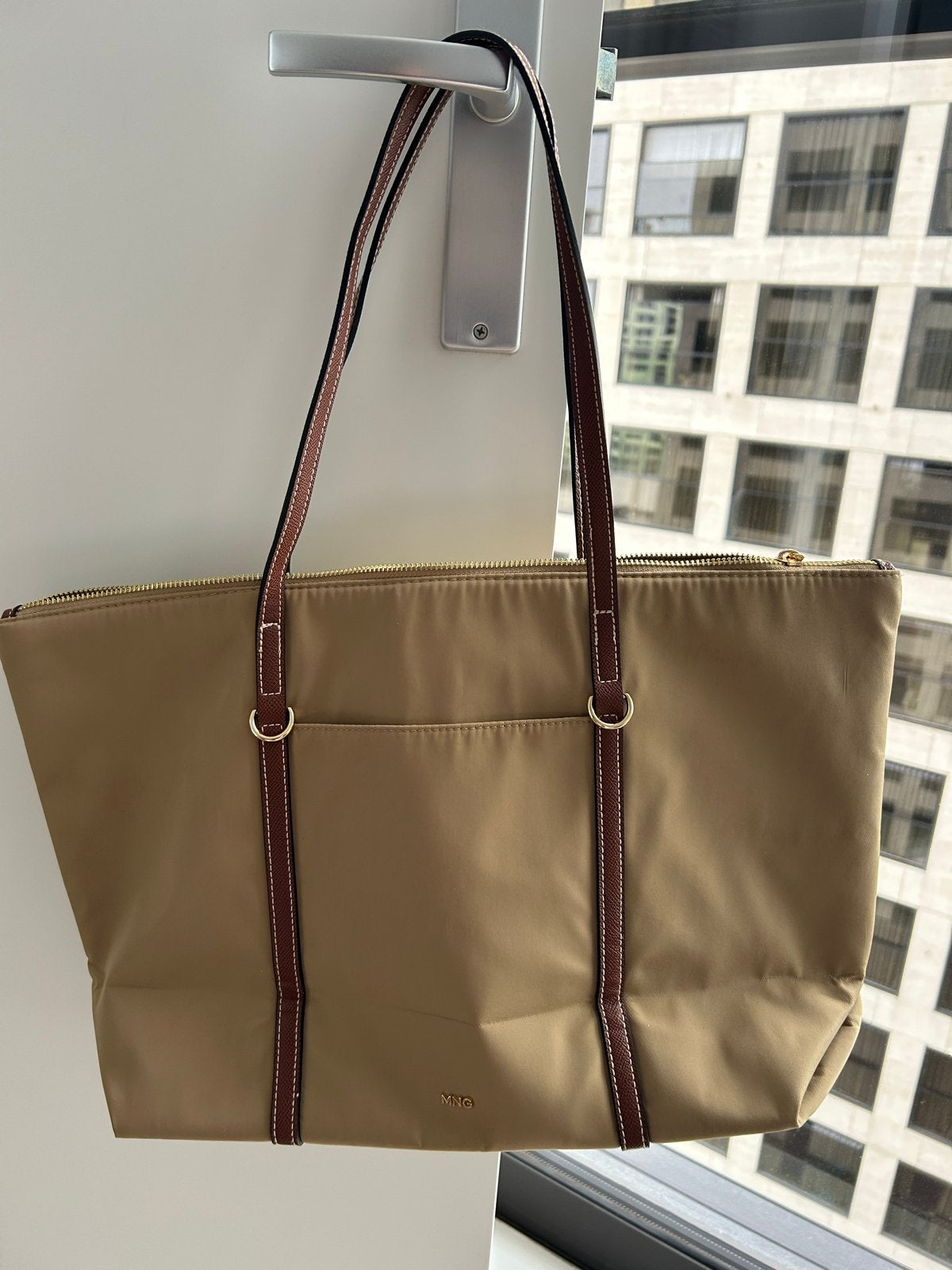 MANGO MNG Beige & Bruine Nylon Schoudertas - Nieuw, Ophalen, Zo goed als nieuw, Beige, Schoudertasje