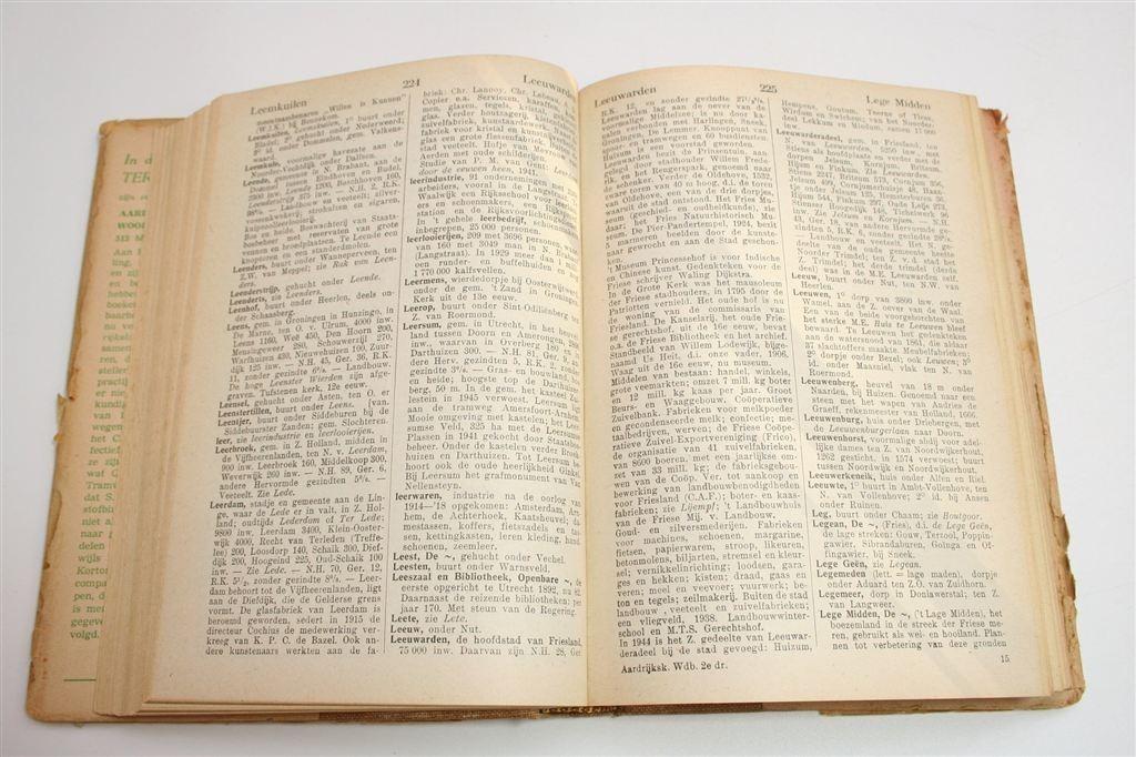 Ter Laan\'s Aardrijkskundig Woordenboek van Nederland [1948], Boeken, Ophalen of Verzenden, Gelezen, Van Dale, Nederlands