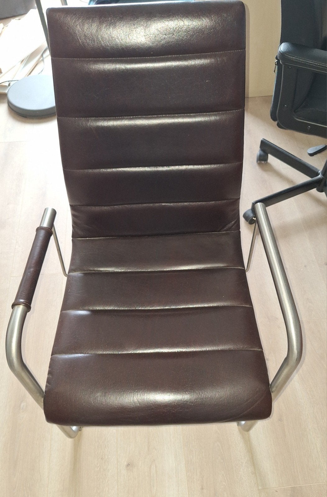 Bruine stoel met metalen frame, Huis en Inrichting, Stoelen, Ophalen, Bruin, Eén, Leer