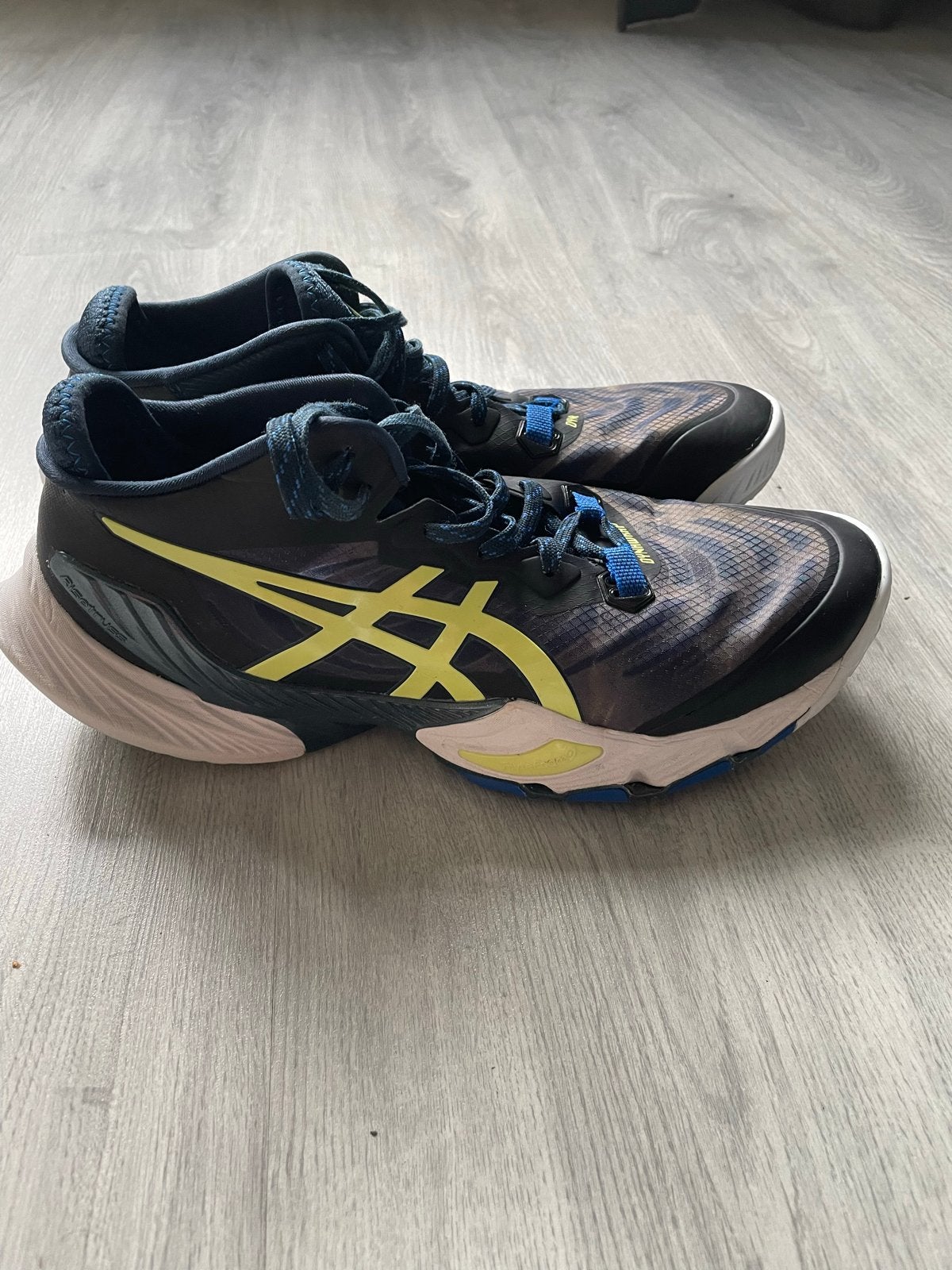 Volleybalschoenen Asics maat 42,5, Ophalen, Zo goed als nieuw