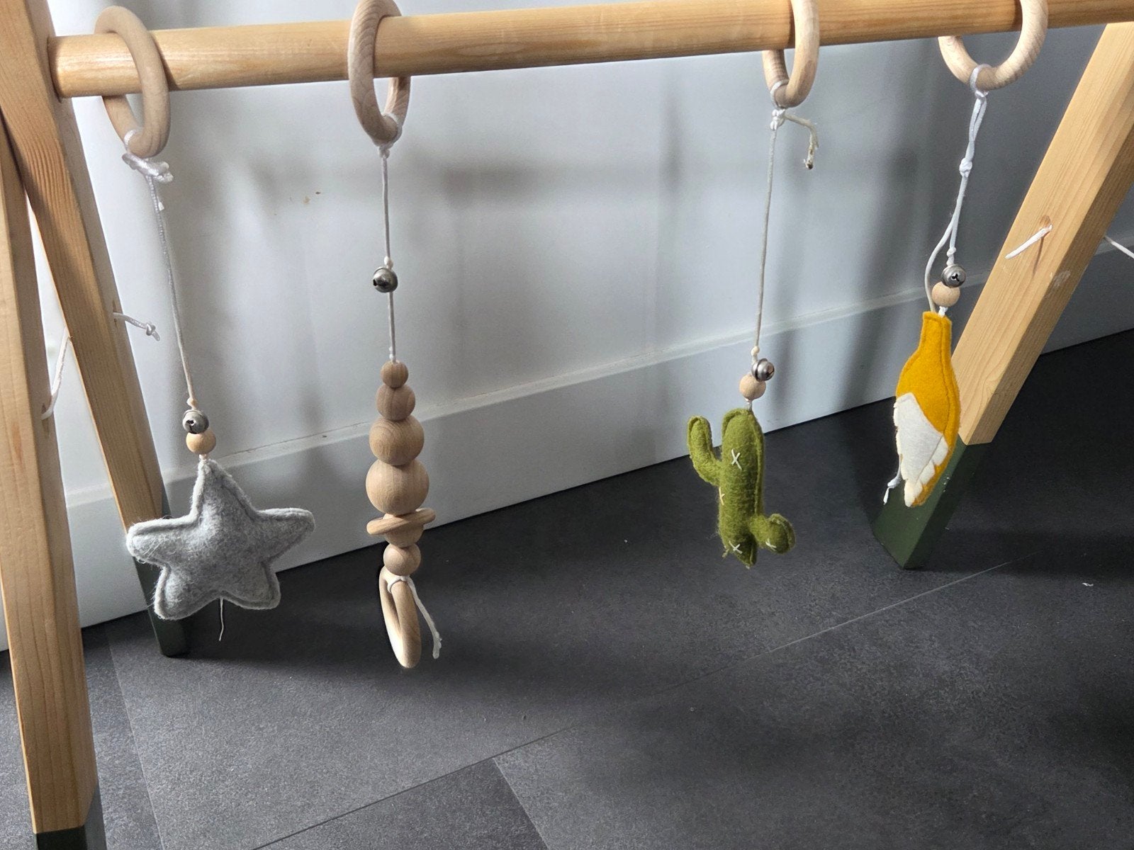 Houten babygym met vilten speeltjes, Ophalen, Zo goed als nieuw, Babygym