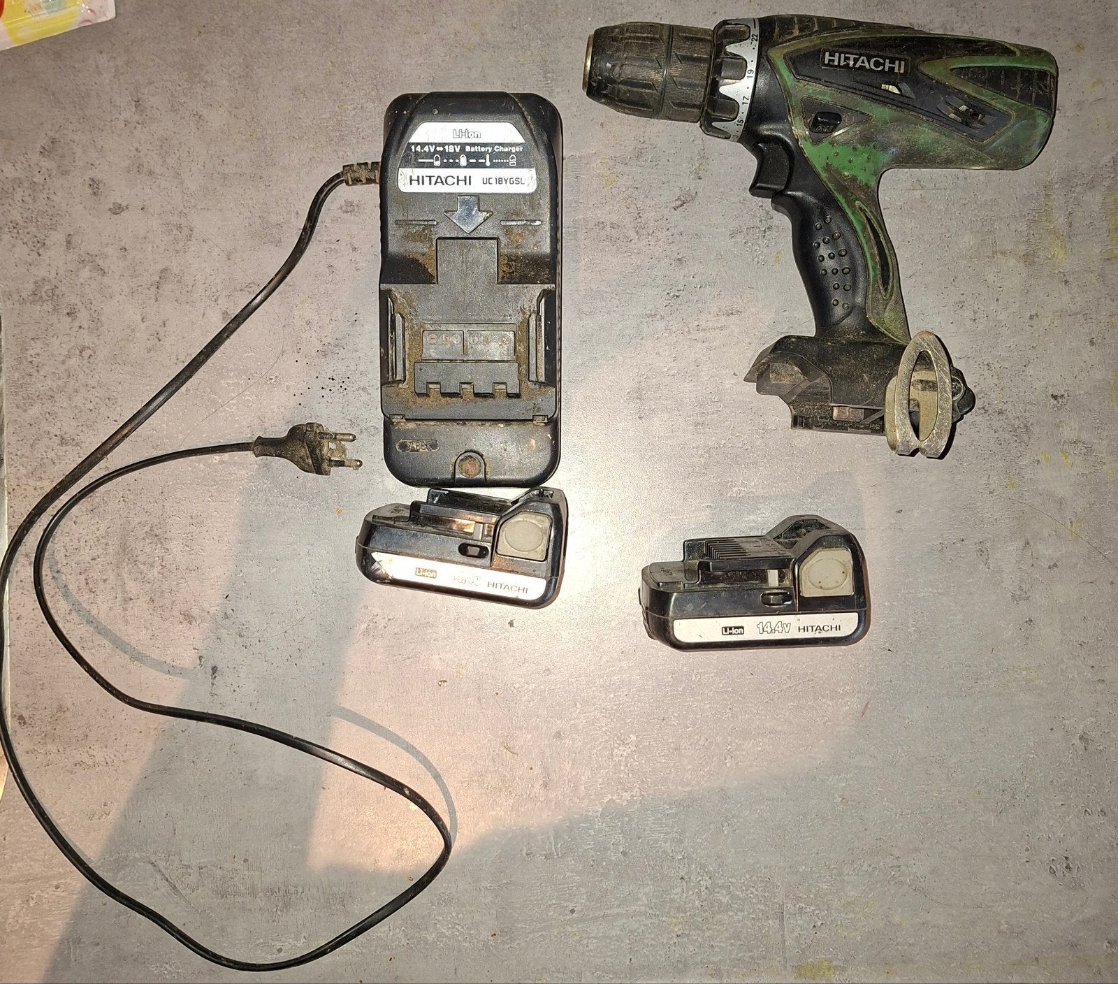 Hitachi DS 14DSFL Accuboormachine met 2 accu's en lader, Ophalen of Verzenden, Gebruikt, Minder dan 400 watt, Boor- en Schroefmachine
