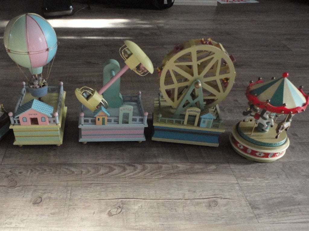 4 LEUKE VINTAGE  SPEELDOZEN/MUZIEKDOOSJES /KERMIS  VAN HOUT, Ophalen of Verzenden, Zo goed als nieuw