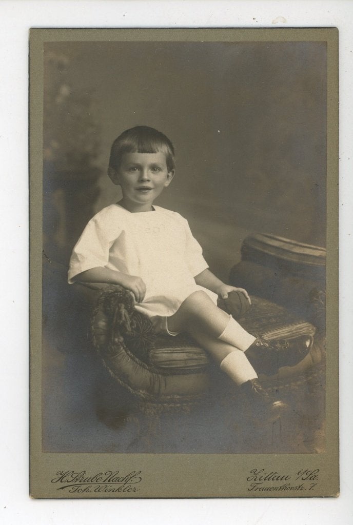 Oude  Cabinet Foto: Ontspannen Jongetje Poseert, Verzamelen, Foto, Nieuw, Ophalen of Verzenden, Voor 1940