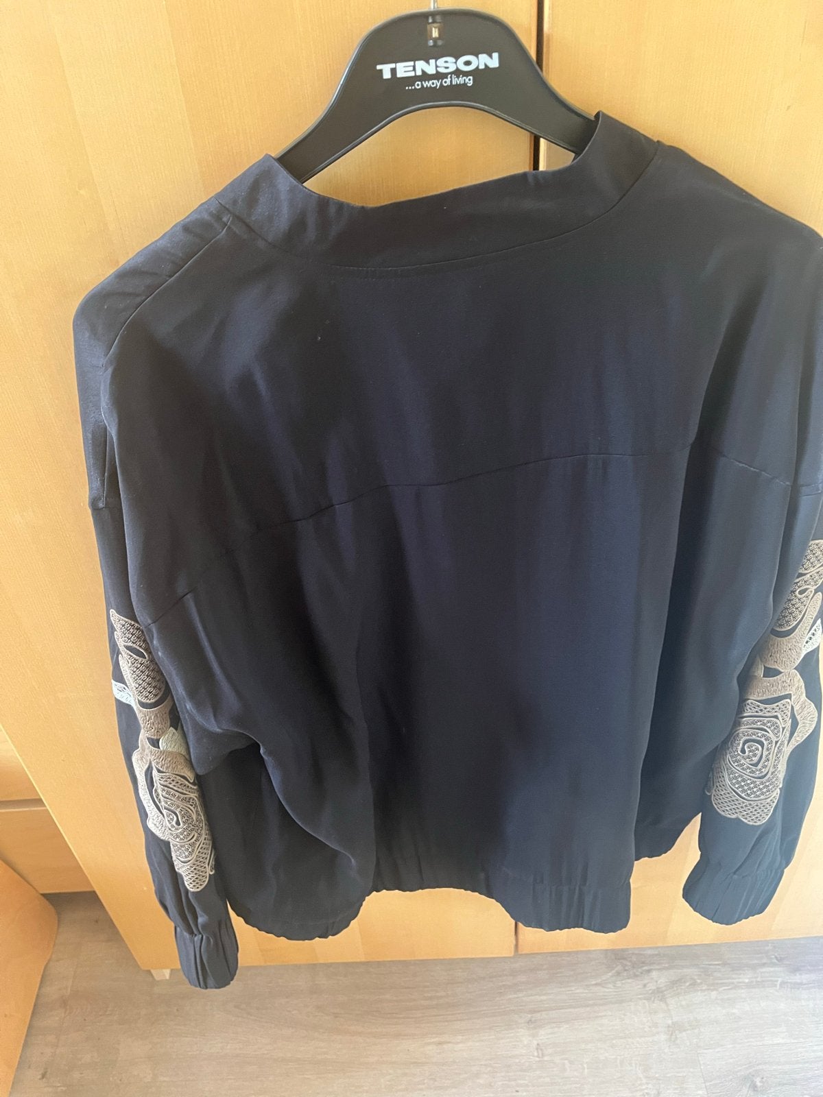 EXXCELLENT Zwarte Bomberjack met Geborduurde Mouwen, Kleding | Dames, Ophalen of Verzenden, Nieuw, Maat 46/48 (XL) of groter, Zwart