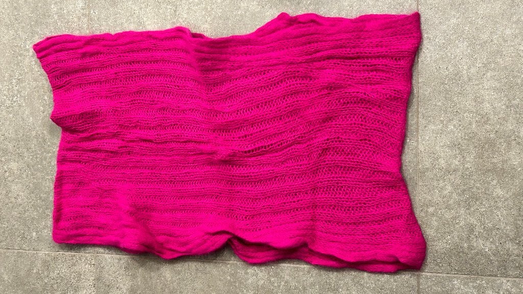 Fuchsia snood sjaal, Ophalen of Verzenden, Zo goed als nieuw, Maat 46/48 (XL) of groter, Sjaal