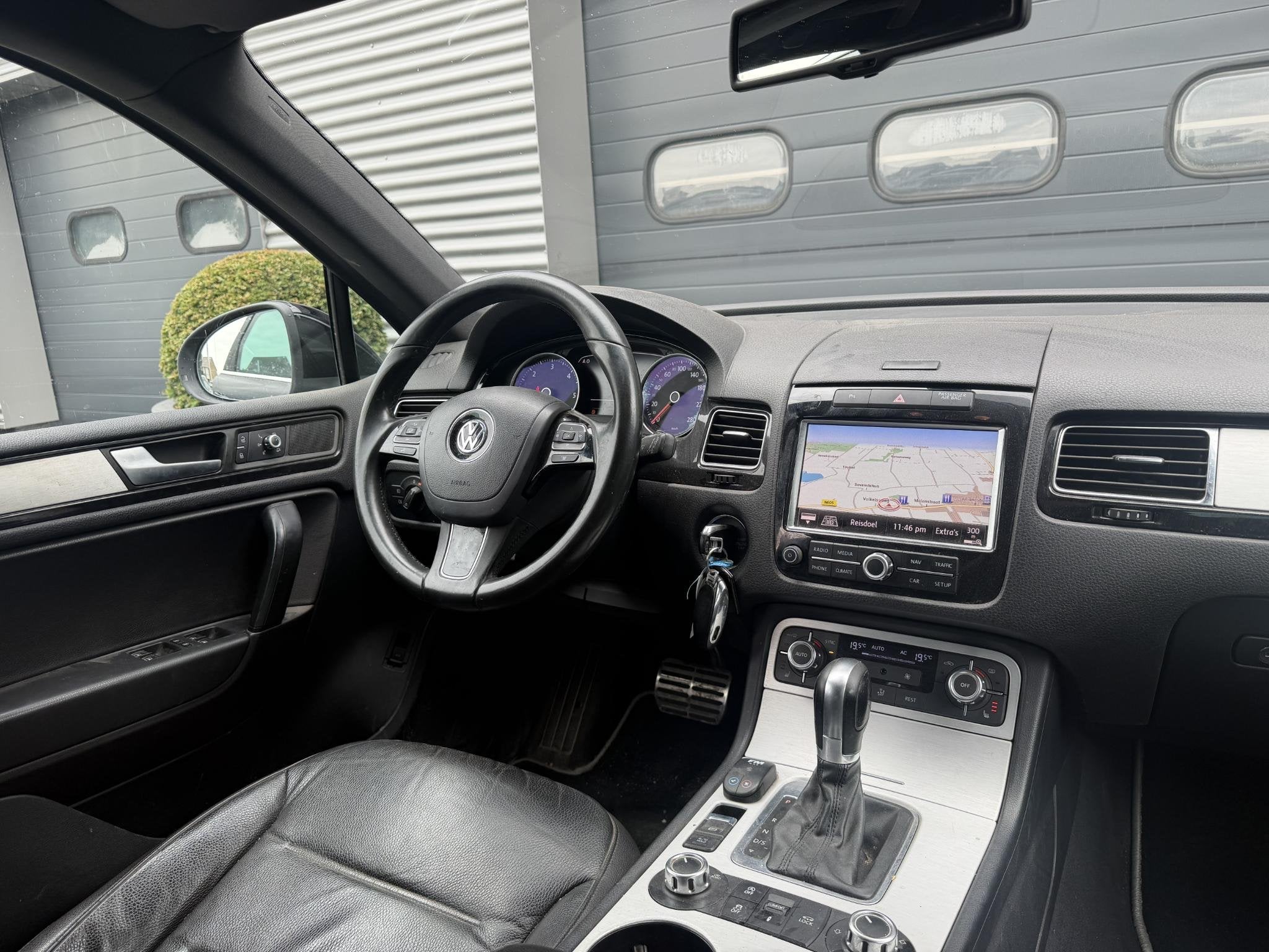 Volkswagen Touareg 3.0 TDI R-line | Luchtvering | Trekhaak |, Auto's, Euro 5, Gebruikt, Zwart, 255 €/maand